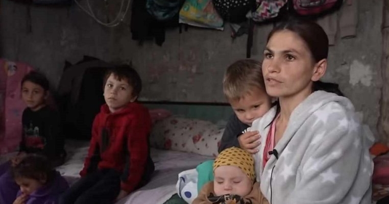 Cinci suflete nevinovate de copii din Constanța trăiesc în condiții grele! Locuiesc într-o casă cu acoperiș improvizat pe câmp uitat de lume