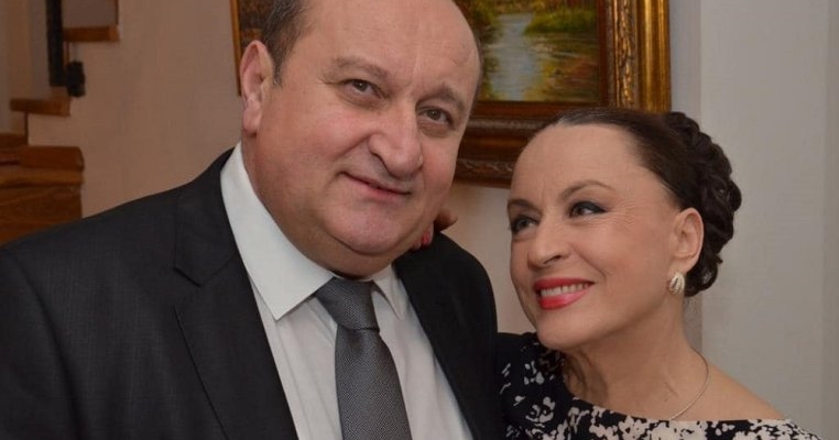 Maria Dragomiroiu l-a cerut în căsătorie pe soțul ei după 4 ani de relație. Povestea lor de iubire se scrie de aproape 4 decenii