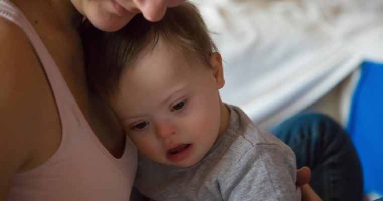 Mi s-a spus că nu îmi voi putea alăpta copilul cu sindromul Down. Instictul meu de mamă nu a ascultat gurile rele