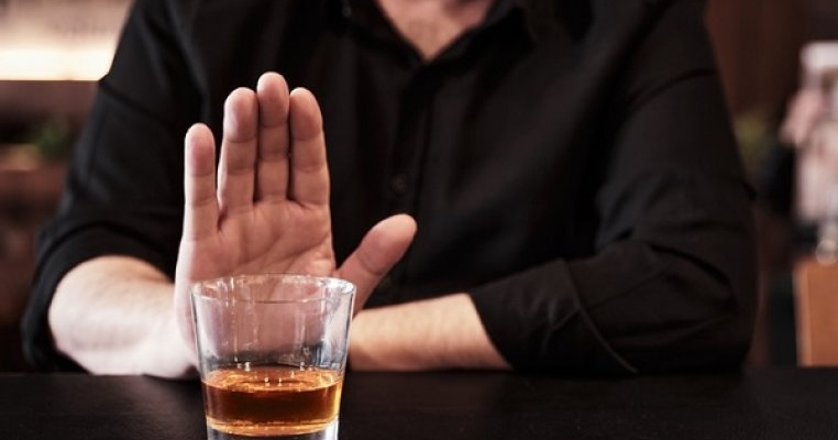 Bărbații care încearcă să conceapă un copil trebuie să renunțe la alcool timp de cel puțin 3 luni, spun studiile
