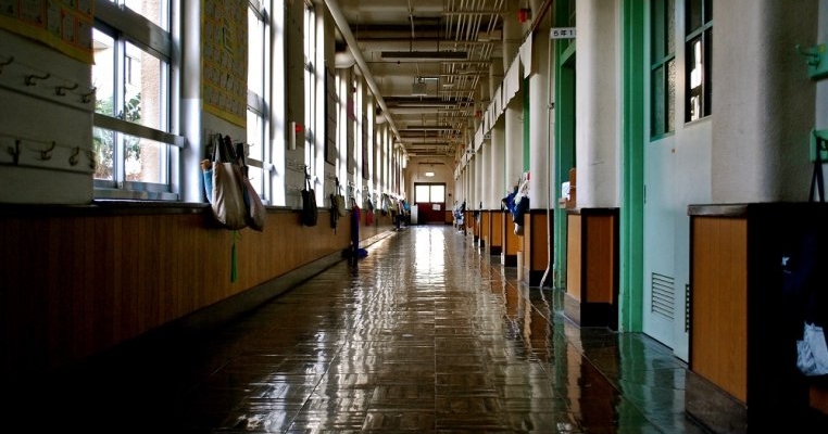 Intrarea elevilor și intrarea profesorilor în școală - dezbaterea momentului. O profesoară contestă intrarea comună pe motive de statut social