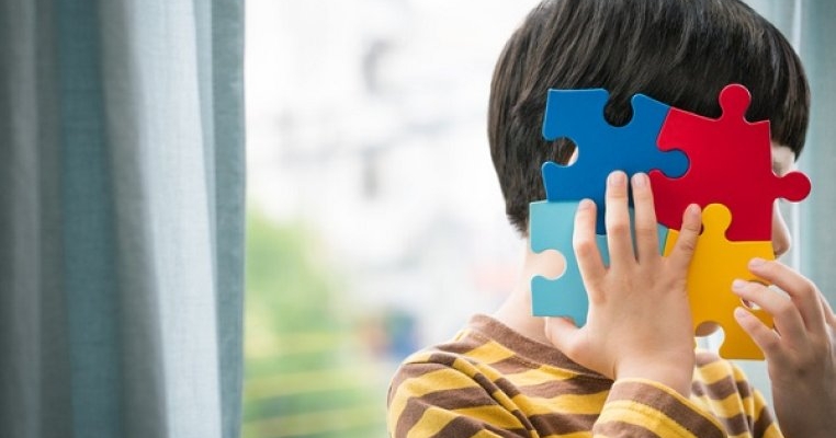 Să le spun apropiaților că fiul meu a fost diagnosticat cu autism?