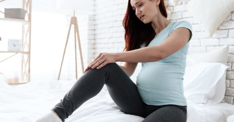 Și tu ai cârcei la picioare în sarcină? Uite cum poți preveni și ameliora acest simptom foarte des întâlnit în rândul gravidelor