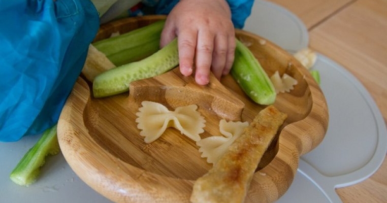 Când poți introduce în alimentația bebelușului „finger food”, bastonașe de mâncare care încap în mânuță și ce poți oferi în funcție de vârstă?