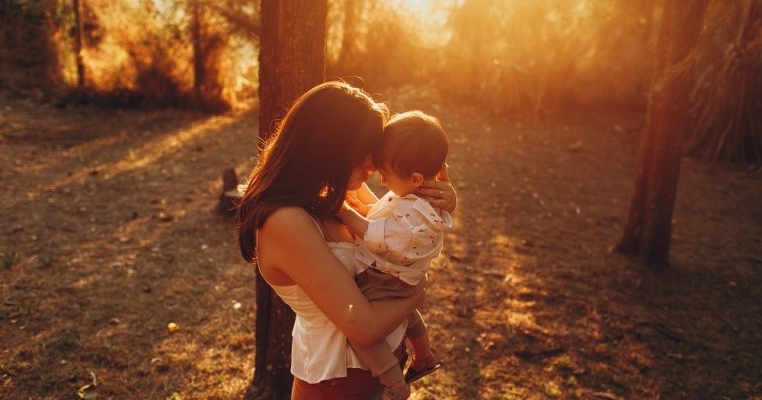 Tu ți-ai îmbrățișat copilul astăzi? Beneficiile uluitoare ale acestui obicei asupra dezvoltării armonioase a copilului
