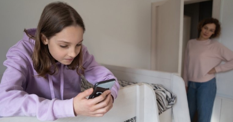Am găsit în telefonul copilului meu adolescent mesaje deocheate și nu știu cum ar trebui sa reacționez...