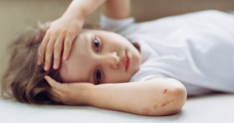 „Copilul meu se taie și nu știu încotro s-o apuc”: Efectele stresului și suferinței la copii și adolescenți