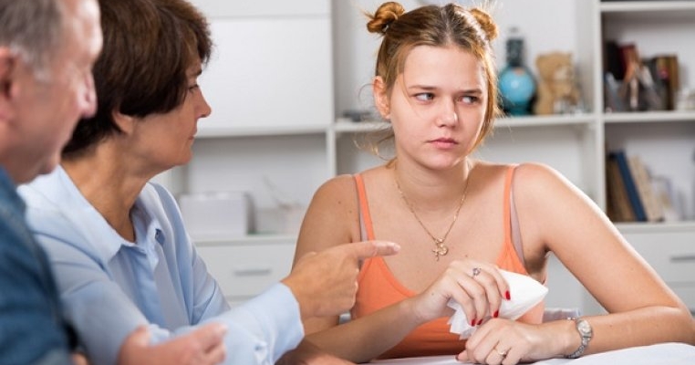 4 semne că ești „țapul ispășitor” din familie și cum îți poate afecta asta relațiile
