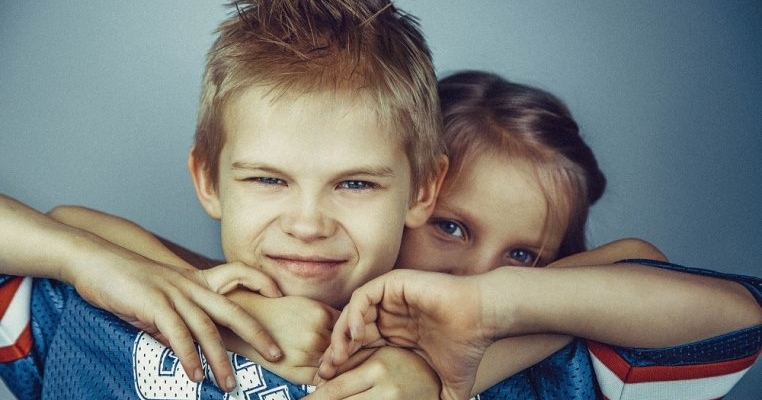 Părinți, grijă mare la relațiile dintre frați/surori! Copiii cu frați au șanse mai mari să dezvolte probleme mentale, spun studiile