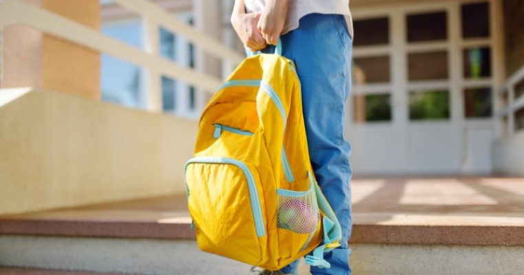 Când ghiozdanul este prea greu. La ce pericole este supus zilnic copilul?