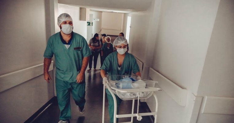 O femeie din Moldova a născut un copil cu două capete