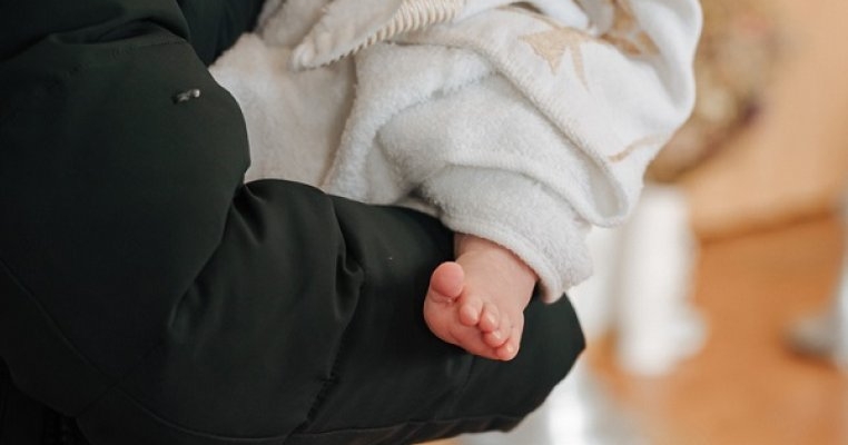 Bebeluș găsit în viață, abandonat după naștere într-o pungă de cumpărături și lăsat pe asfaltul rece, la minus 3 grade Celsius