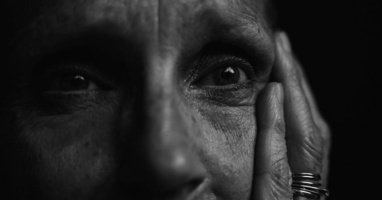 Sunt un om rău pentru faptul că nu-mi doresc ca mama mea să se mute cu mine la bătrânețe?