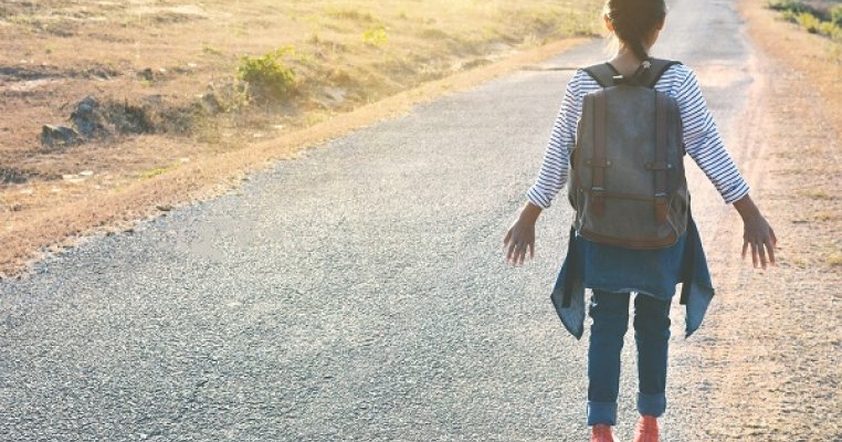 Irina, o elevă de nota 10, care face naveta zilnic 15 kilometri până la școală, visează să fie studentă la actorie