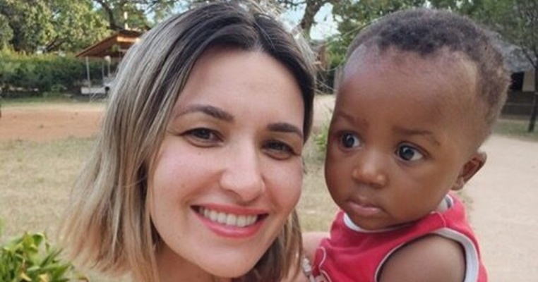 Ela Crăciun a adoptat cel de-al treilea copil din Africa