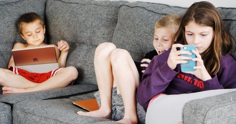Am încălcat una din regulile „de aur” ale parentingului: Le-am acordat copiilor timp nelimitat cu tehnologia
