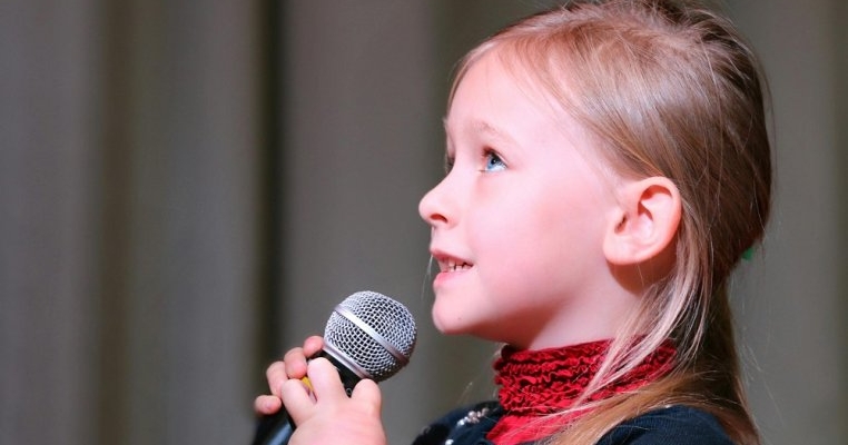 De ce să înscrii copilul la un curs de public speaking? Iată cum îl ajută în viață