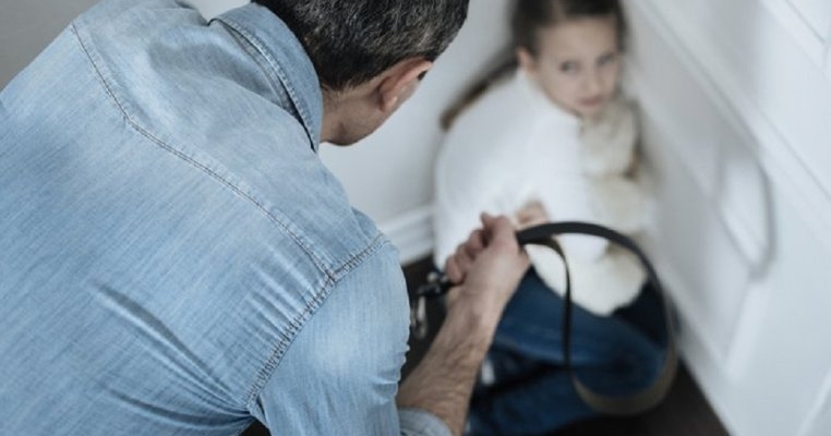 M-am săturat să aud în 2024 că „bătaia este ruptă din Rai"! Dragi părinți, cum vă mai puteți privi copiii în ochi după ce-i loviți cu bestialitate?