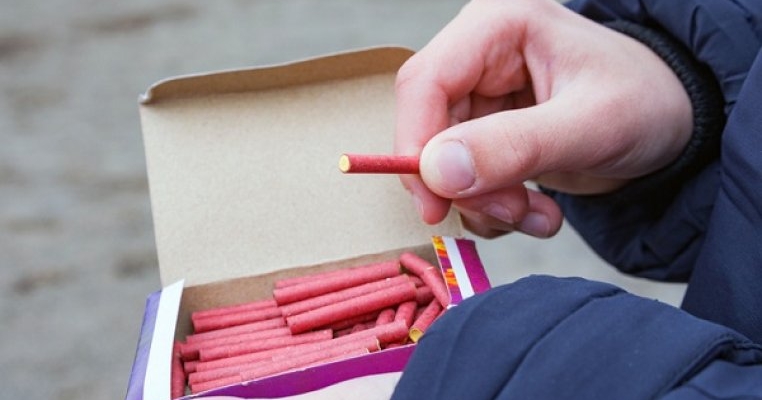 Băiat de 13 ani, obligat să plătească daune de 50.000 lei unei femei în care a aruncat cu o petardă