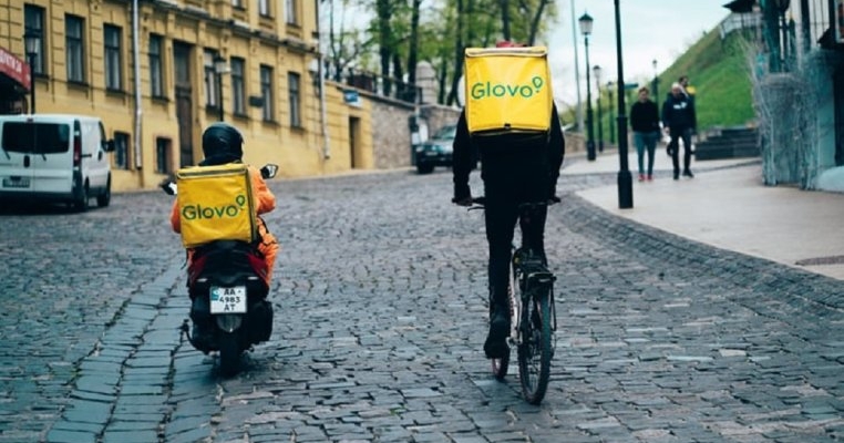 Faceți cunoștință cu tăticul angajat la Glovo care face livrările cu copilașul în brațe. Povestea lui a surprins o lume întreagă