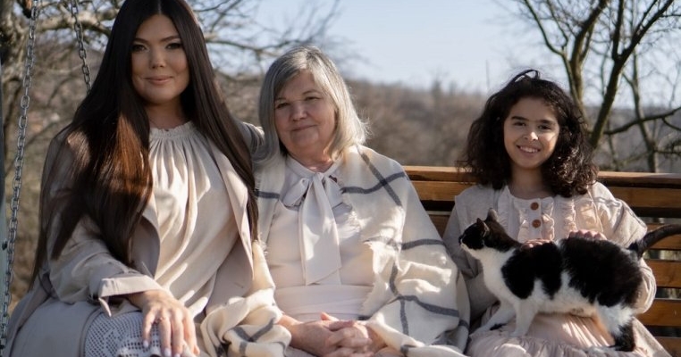 Paula Seling a lansat un nou videoclip, alături de mama și fiica ei. „O piesă dedicată tuturor mamelor de pe Pământ."