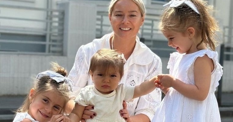 Laura Cosoi, mărturisiri sincere despre viața de familie cu trei fetițe și un bebeluș pe drum. „Niciodată nu mi-am imaginat că o să am atât de mulți copii."
