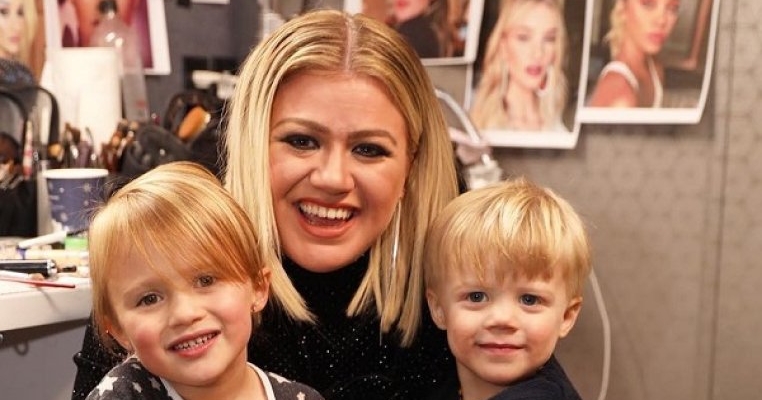 Credeai că nu se întâmplă și la case mai mari? Kelly Clarkson recunoaște că își lovește copiii, așa cum a fost și ea lovită în copilărie de mama ei