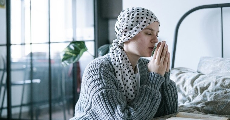 Am decis să fiu mamă singură la 36 de ani și am făcut 3 copii. Acum am cancer și nu știu ce se va alege de viața copiilor mei când nu o să mai fiu
