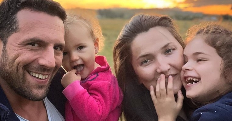 Ce familie frumoasă are Adrian Nartea. Are zeci de fane în România, dar el iubește o singură femeie