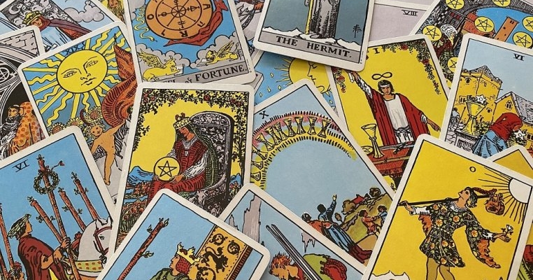 Ce spun cărțile de Tarot despre semnul tău zodiacal? Te reprezinta Împăratul, Puterea, Justiția sau Diavolul?