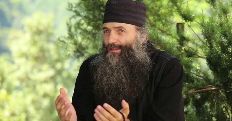 Părintele Vlad Pimen, despre oamenii care divorțează prea ușor. „Înainte, haina o cârpeai, orice se repara, acum toate sunt de unică folosință, așa e și cu căsătoria"