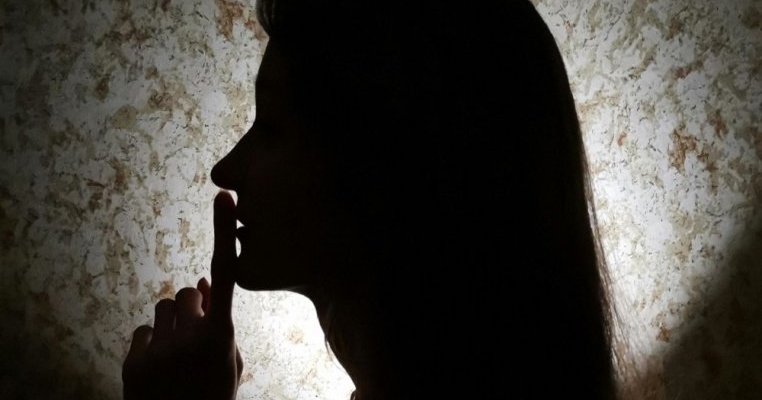 Tu cum ai fi procedat? O mamă le-a spus copiilor că are cancer la sân abia după 5 ani de la diagnostic