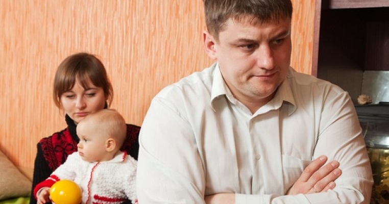 Un bărbat recunoaște că nu își poate iubi bebelușul care a venit pe lume accidental. „Nu este viața la care am visat”