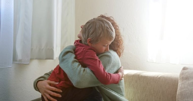 Patru copii din Vaslui au fost dați în plasament în Marea Britanie. Mama copiilor se luptă cu instanțele pentru a împiedica preluarea copiilor, care se poate face în orice moment