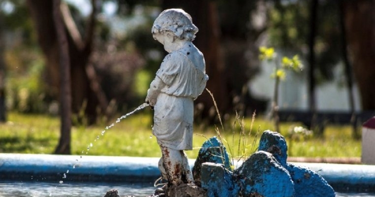 De ce îmi las copilul să facă pipi în anumite locuri, afară? Pentru că nu există suficiente toalete publice