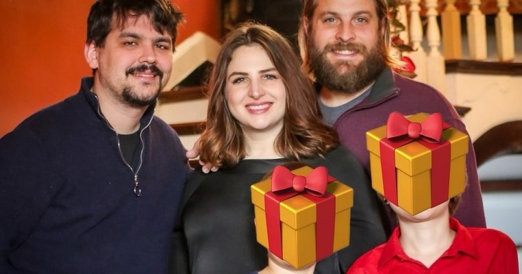 „Locuiesc împreună cu soțul meu și cu iubitul meu. Numai așa ne putem permite o locuință” susține o femeie implicată într-o relație poliamoroasă