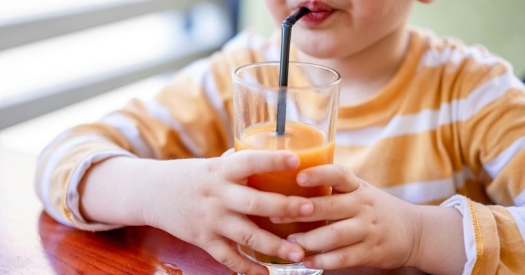 Sucurile de fructe NU sunt recomandate copiilor. Consumate zilnic, produc obezitate, conform specialiștilor