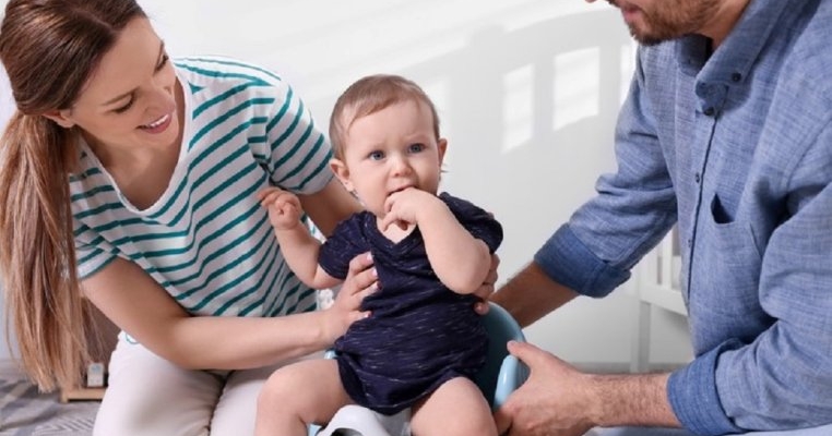 Mit sau realitate - fetele se obișnuiesc mai repede cu olița decât băieții?
