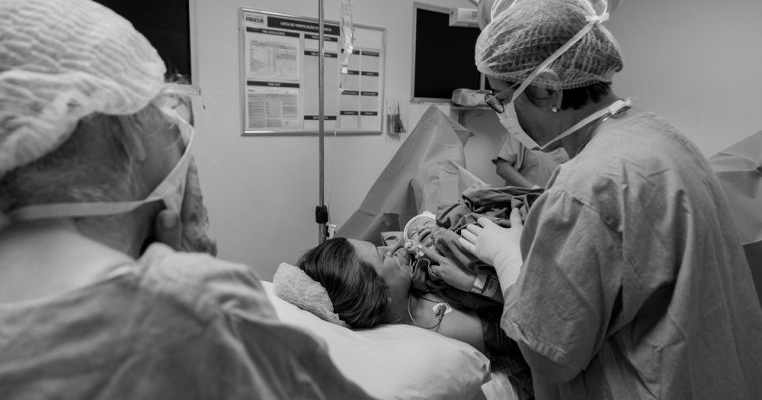 Am ales cezariana după 2 nașteri naturale. La 3 săptămâni eram din nou internată, de urgență, suspectă de septicemie din cauza unui tifon uitat de medic în pântecul meu
