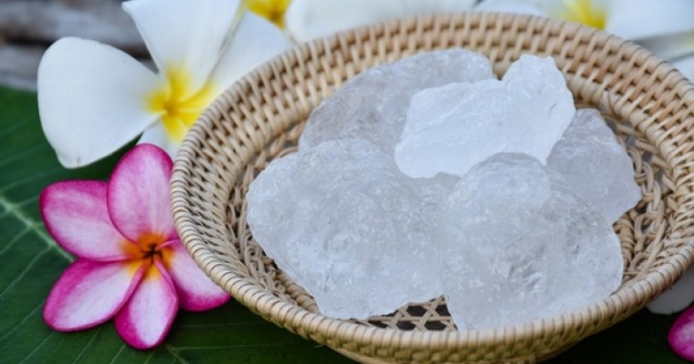 Piatra de alaun: beneficii și utilizare