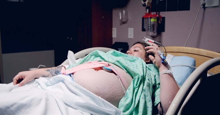 După un travaliu de 6 ore, anestezia epidurală și-a pierdut efectul iar eu mă rugam să nu mor. Am născut copilul mai mult mort decât viu cu cordonul infasurat în jurul gâtului