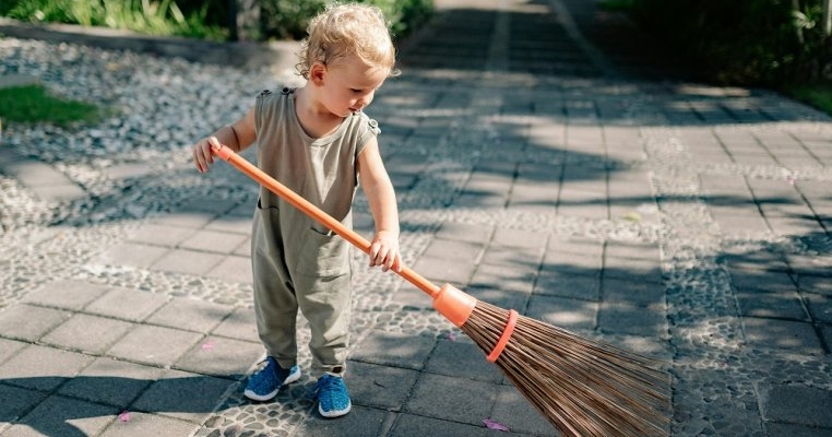 „Cum să-ți pui copilul de 2 ani la treabă?" Nu îl pun „la treabă", îl responsabilizez