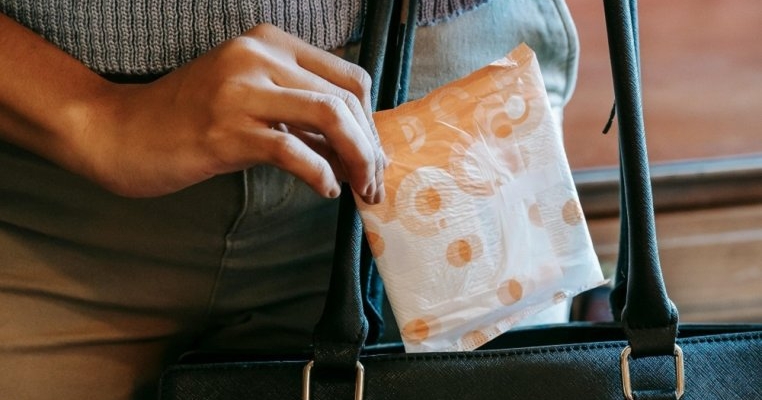 Absorbante gratuite în școli: un pas mic pentru autorițăți, un pas mare pentru incluziune. Igiena menstruală NU mai poate fi tabu în 2024