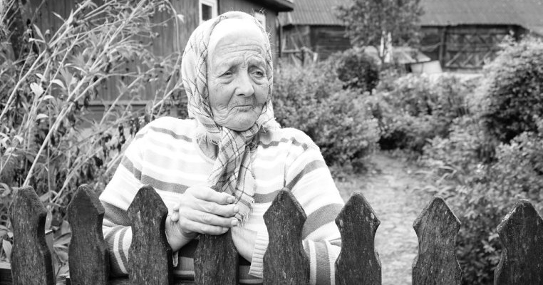 Nu pot să-mi ajut mama văduvă, nici măcar cu mâncare sau bani, pentru că soțul meu nu îmi permite. Nu am voie nici măcar să merg cu copiii în vizită