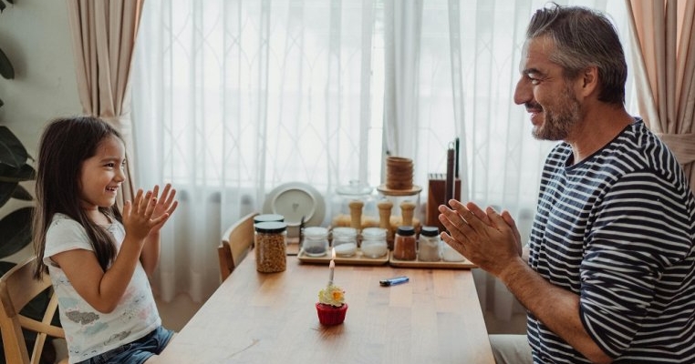 Fratele meu a uitat de ziua de naștere a fiicei lui, pe care o crește singur și acum crede că este un tată rău...