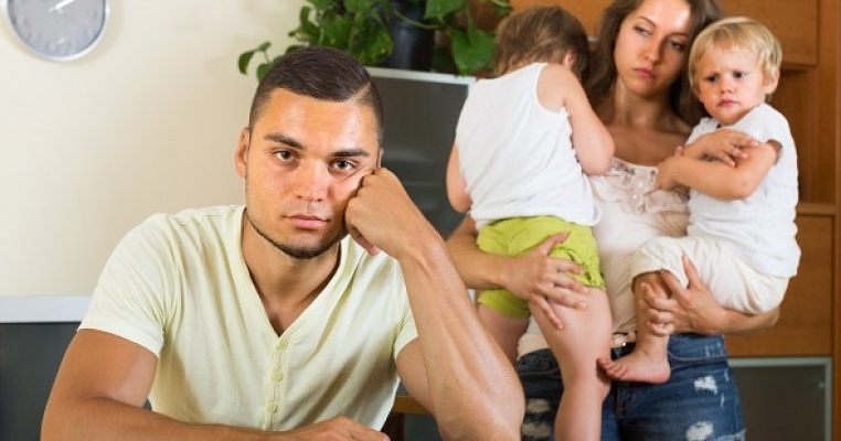 Soțul meu vrea să-mi dau demisia, pentru că lui îi este prea greu să aibă grijă de copii câteva ore pe zi