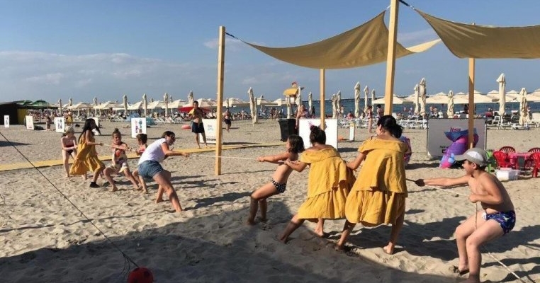 Vara aceasta, copiii se joacă și se răcoresc la Radio Plaja Itsy Bitsy