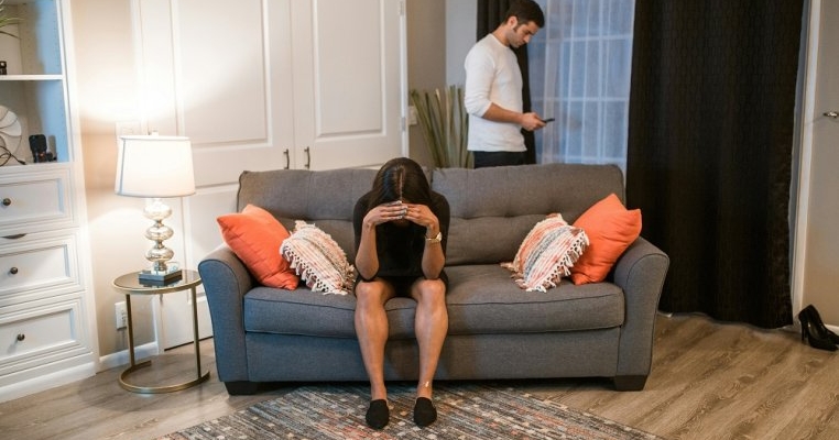 Eu și soțul meu suntem în plin divorț, dar el vrea să păstrăm totul secret