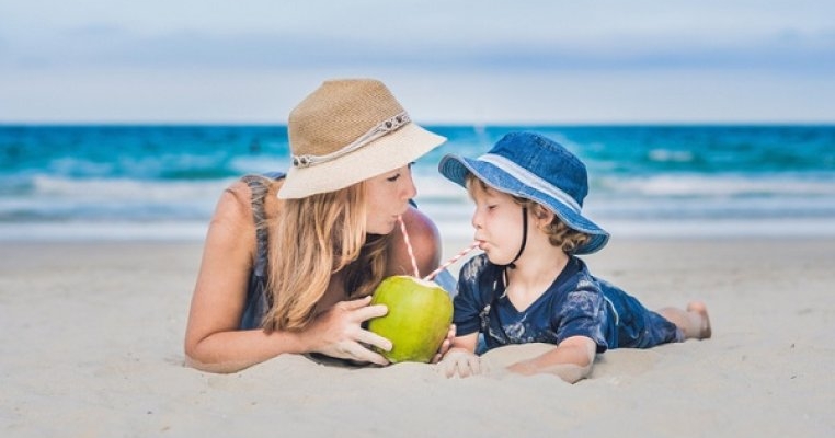 Apa de cocos: cum o incluzi în alimentația copilului și ce beneficii are