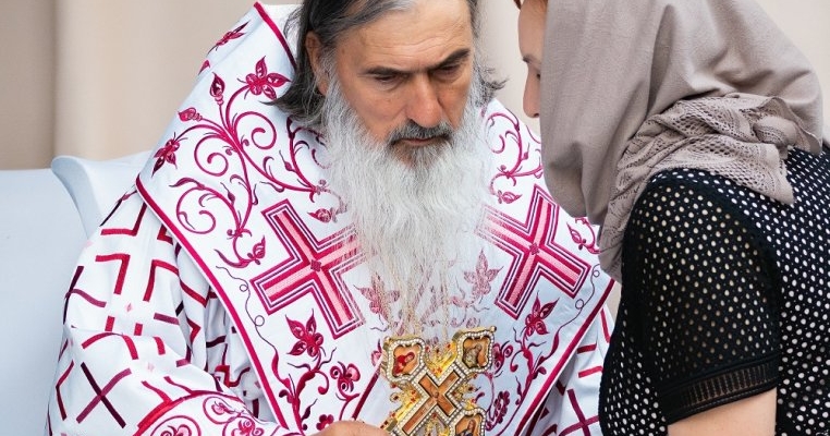 Arhiepiscopul Tomisului, ÎPS Teodosie: „O femeie căsătorită nu trebuie să umble cu capul descoperit"